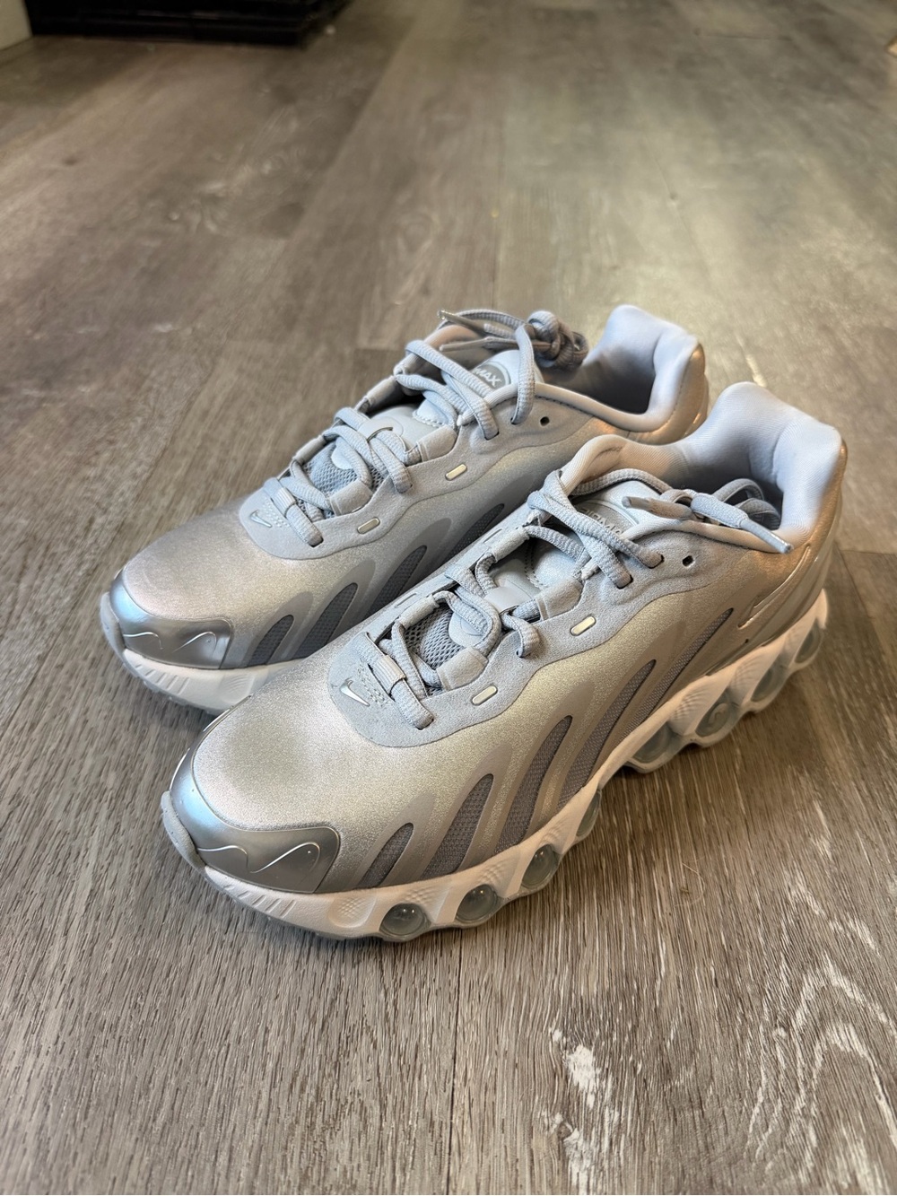 Nike Air Max DN8 HF5509-001 Women’s 8 Wolf Grey Metallic Silver New
